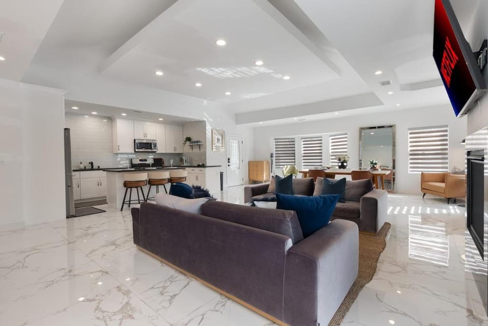 TV and multimedia, Kitchen or kitchenette, Living room, Seating area, Dining area