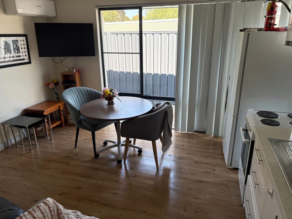 3x1 unit at back of main house Apartment in Bibra Lake