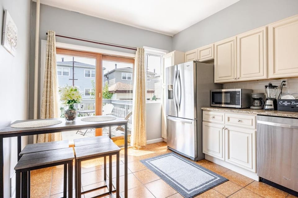 Free Parking -5 Guests- 30 min to NYC Apartment in Bayonne