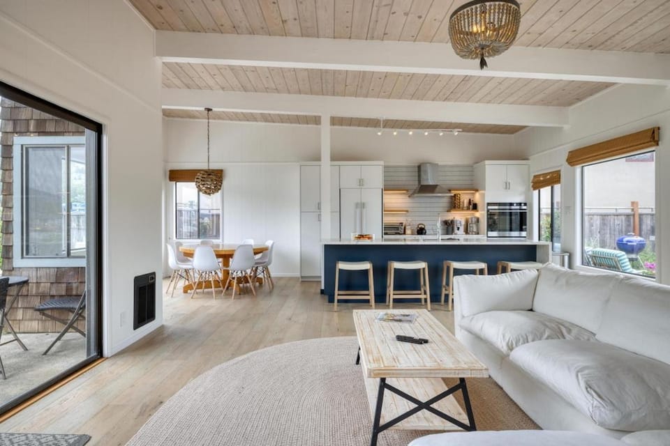 Dockside getaway with hot tub & dock Villa in Stinson Beach