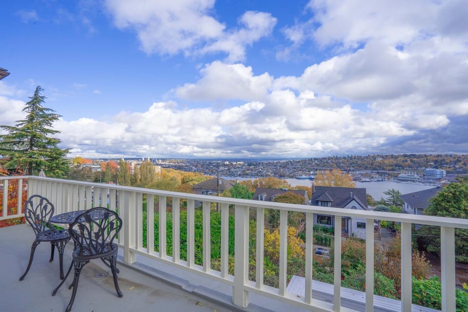View (from property/room), Balcony/Terrace, Lake view