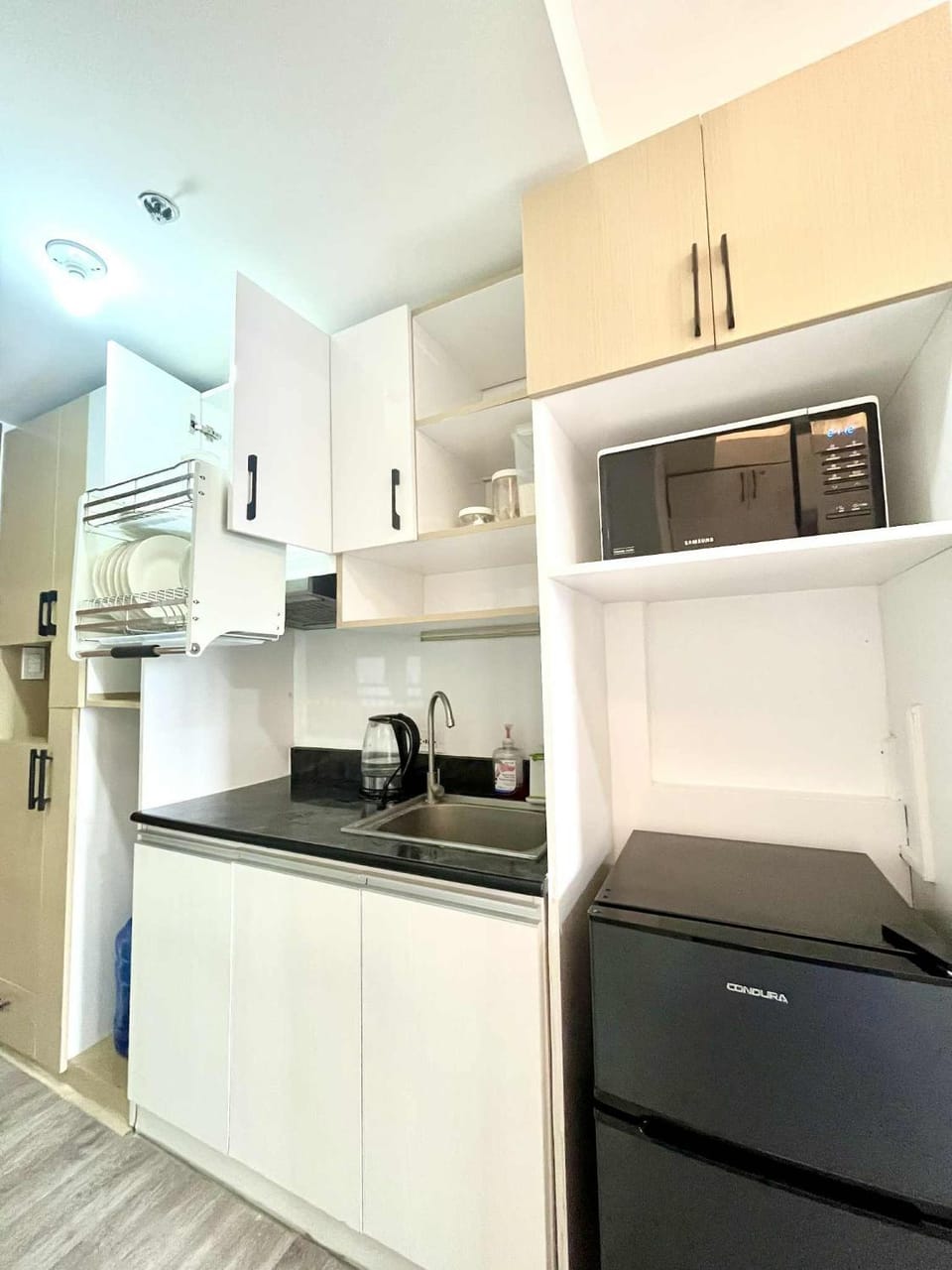 Kitchen or kitchenette, oven