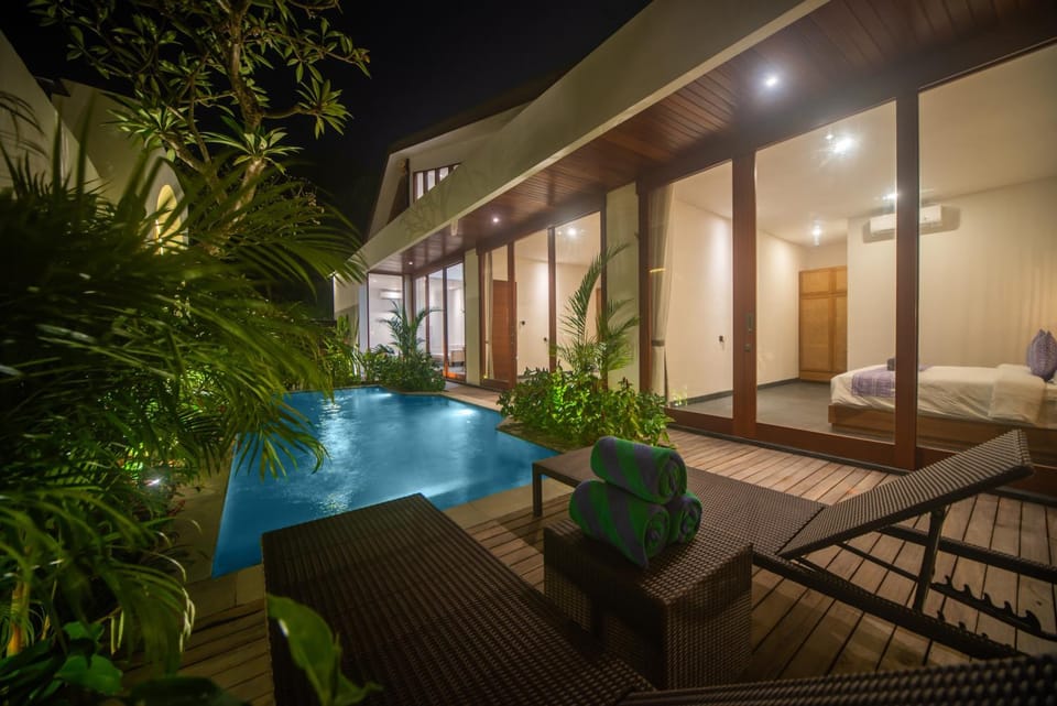 Property building, Night, Garden, Garden view, Pool view, Swimming pool, sunbed