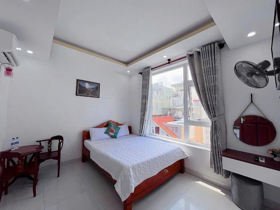 Bed, Photo of the whole room, Seating area, Bedroom, towels, air conditioner