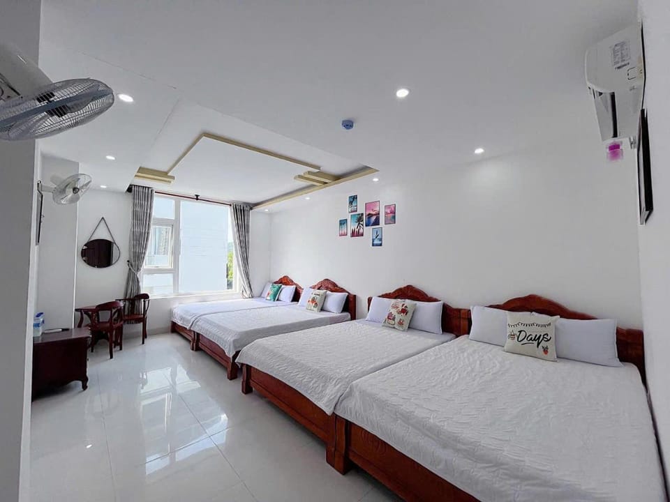 Bed, TV and multimedia, Photo of the whole room, Bedroom, fireplace, air conditioner