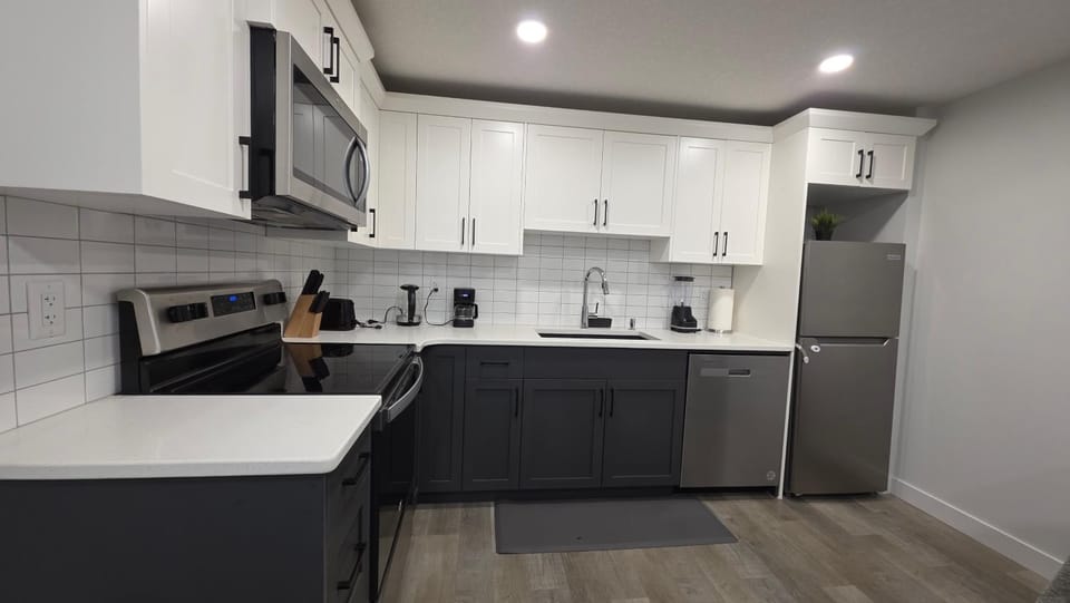 Coffee/tea facilities, Kitchen or kitchenette, dishwasher, oven, stove, toaster