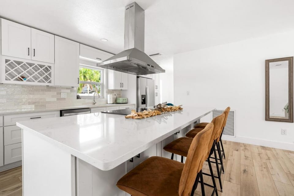 Modern Pool Home Busch Gardens by Tampa Bay Bucs Stadium House in Greater Carrollwood