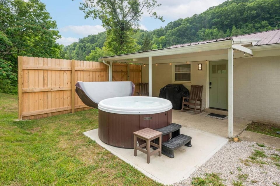 WiFi Hot Tub 50 Shades of Slade - RRG House in Kentucky
