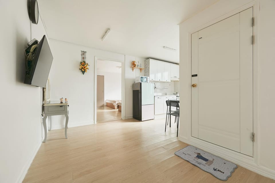 TV and multimedia, Kitchen or kitchenette, wardrobe