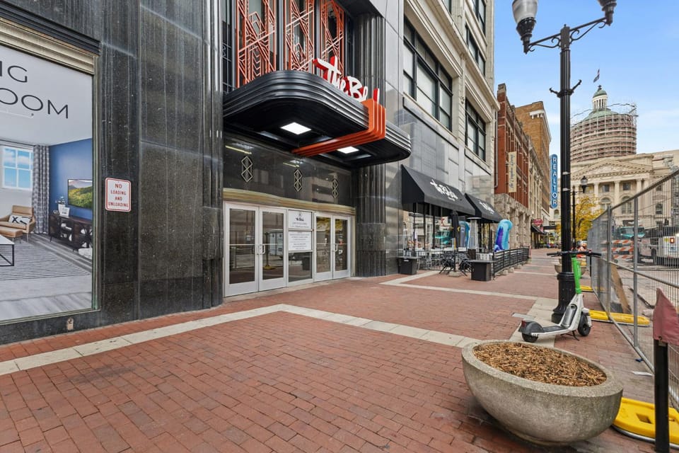 Indy City Views - Walk to Stadium - Convention Center - Arcades - Sleeps 8 - Gym Apartment in Indianapolis