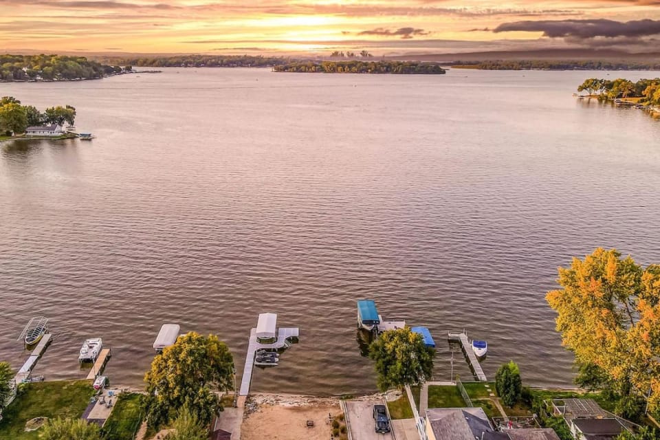 The Main Stay - Mineola Bay Lakeview and Access - Fully Furnished Monthly & Seasonal Rental in Fox Lake House in Fox Lake