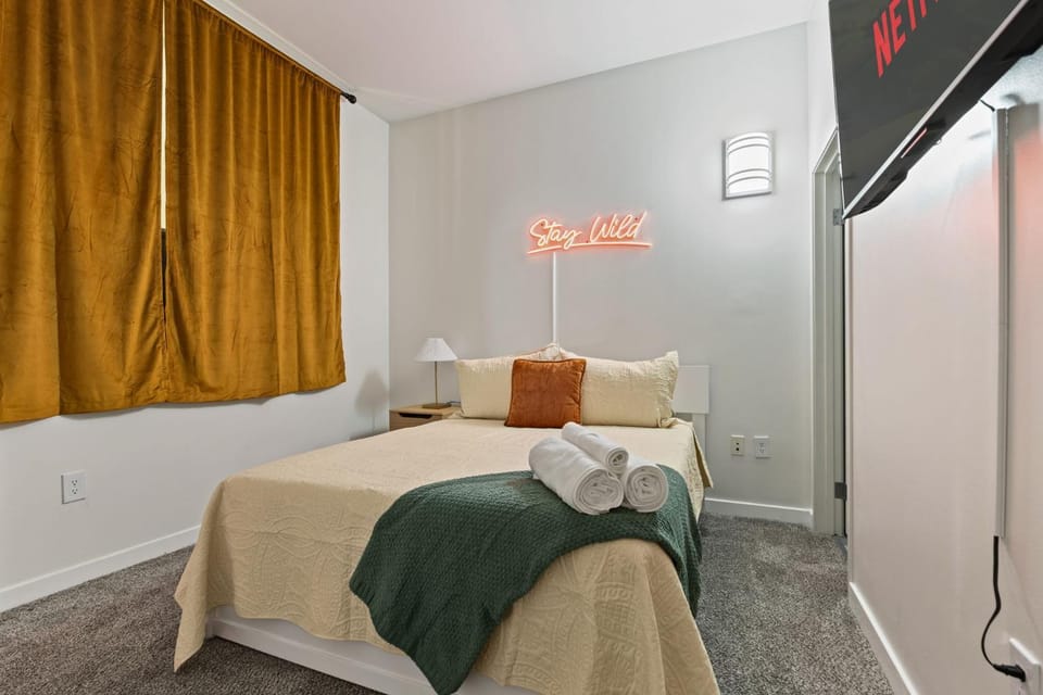 Urban Indy Retreat -Dedicated Workspace- Gym- Walk to Convention- Perfect for Family Apartment in Indianapolis