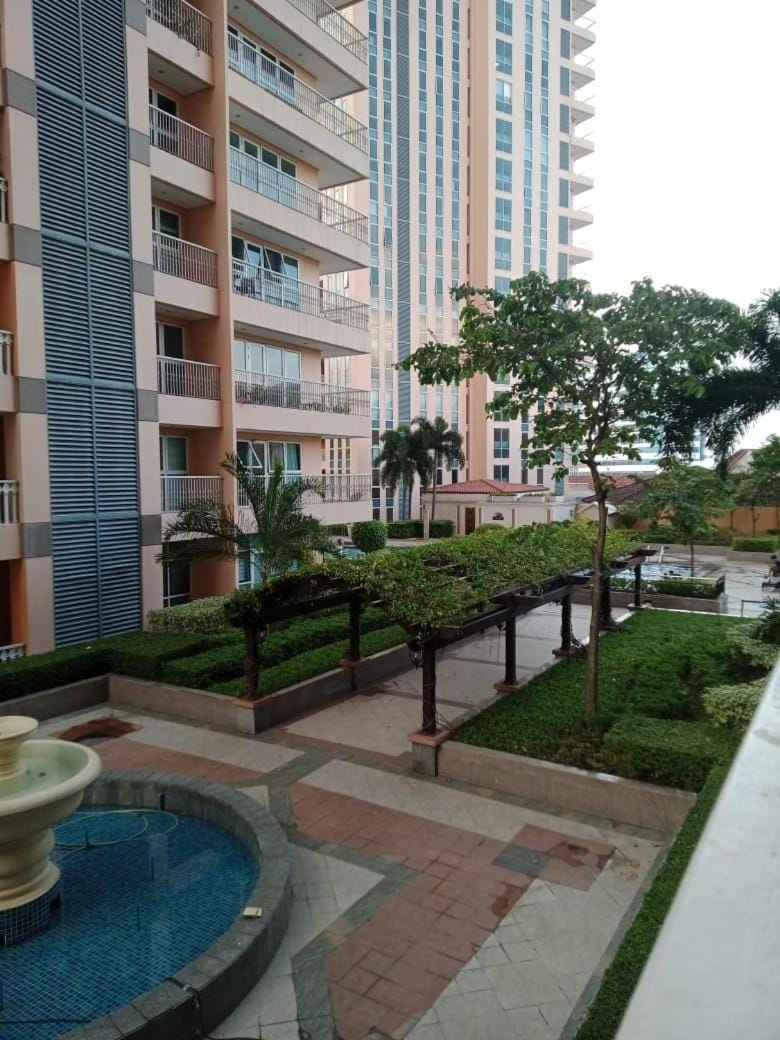 Venice Mall Area Mckinley Hills Taguig Apartment in Makati