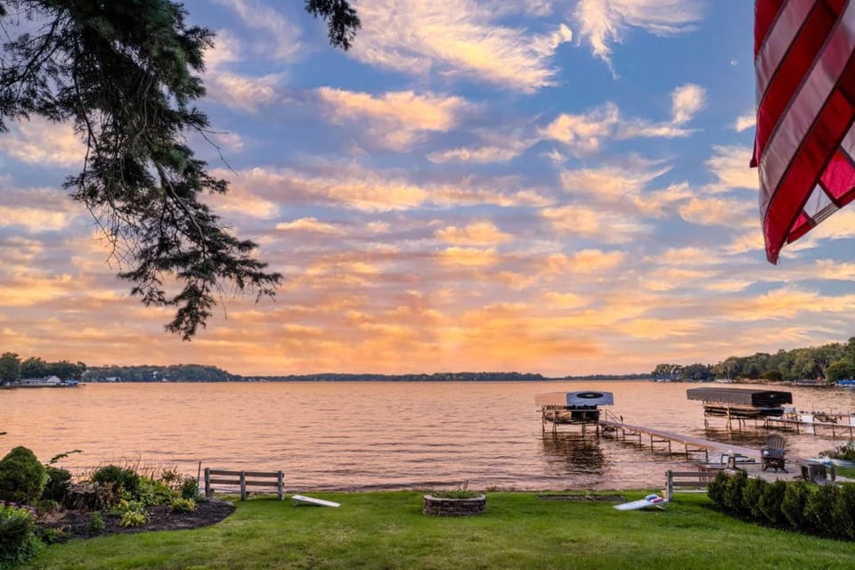 The Blue Sapphire on Mineola Bay 3BR 3BA Luxury Lakefront Home on Mineola Bay Stunning Views on Chain O Lakes House in Fox Lake