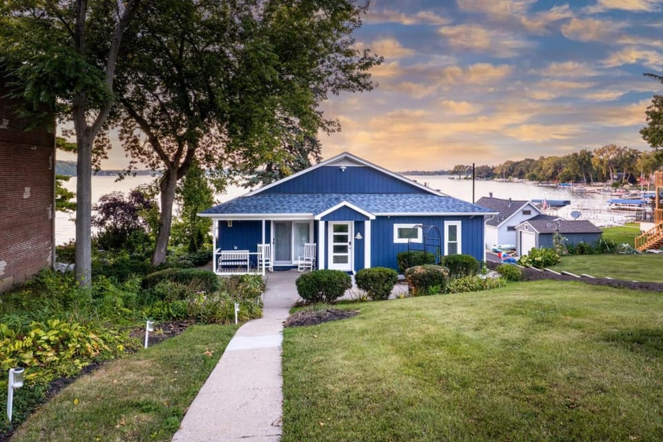 The Blue Sapphire on Mineola Bay 3BR 3BA Luxury Lakefront Home on Mineola Bay Stunning Views on Chain O Lakes House in Fox Lake