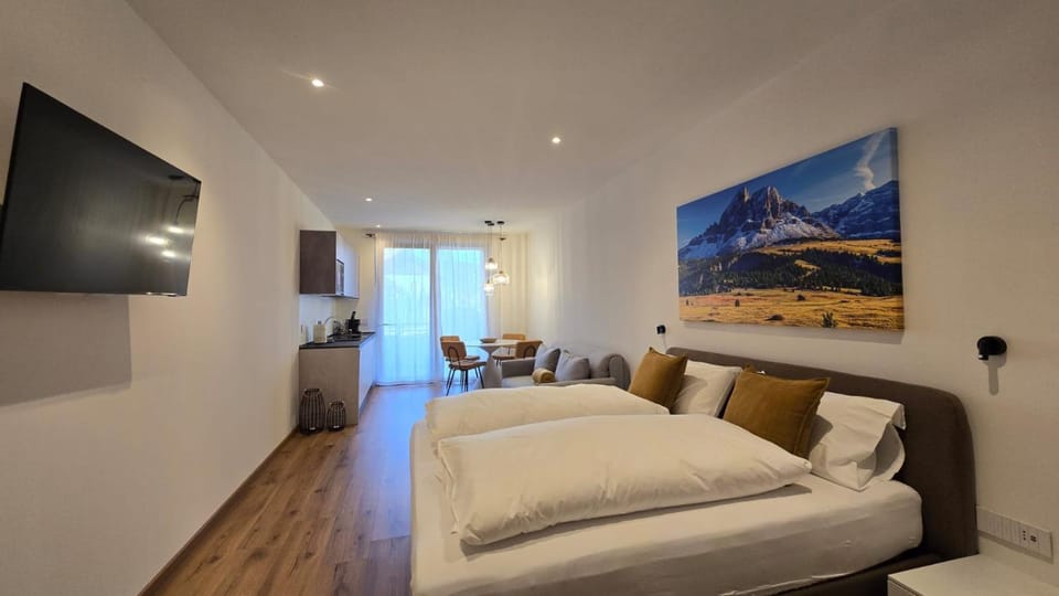Communal lounge/ TV room, Bed, TV and multimedia, Living room, Photo of the whole room, Seating area, Bedroom