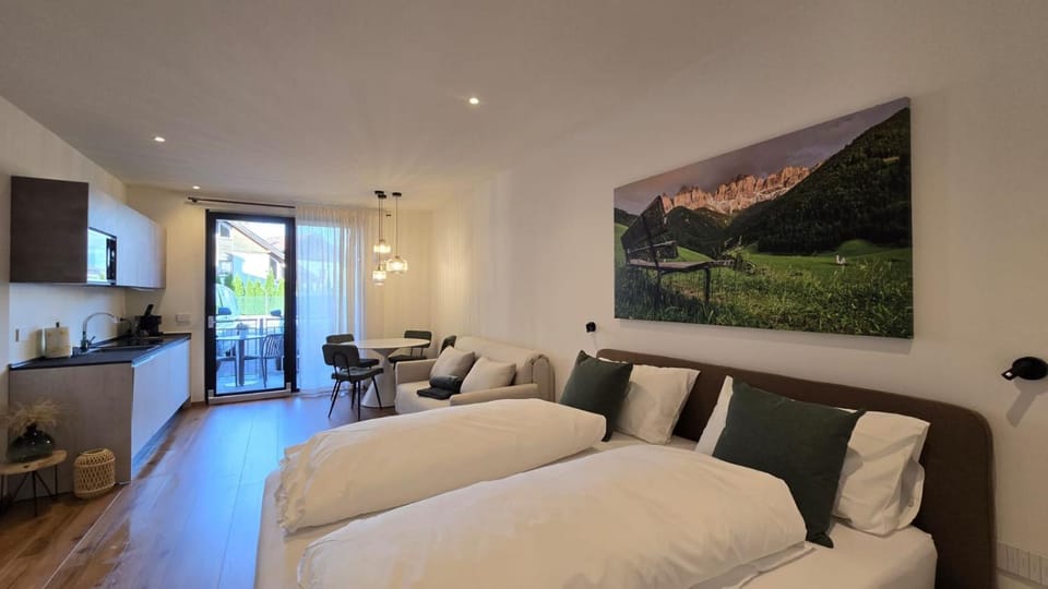 Bed, TV and multimedia, Living room, Photo of the whole room, Seating area, Bedroom