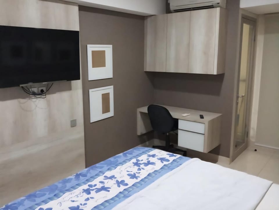 Bed, TV and multimedia, Photo of the whole room