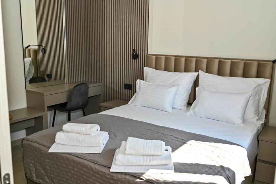 Bed, Bedroom, towels