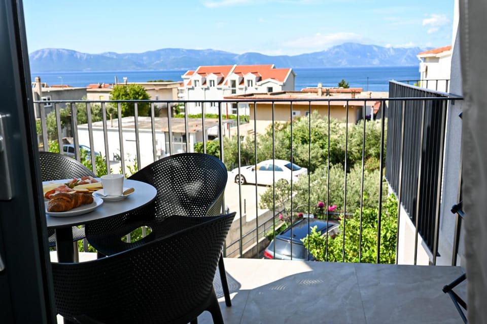 View (from property/room), Balcony/Terrace, Seating area, Dining area, Mountain view, Sea view