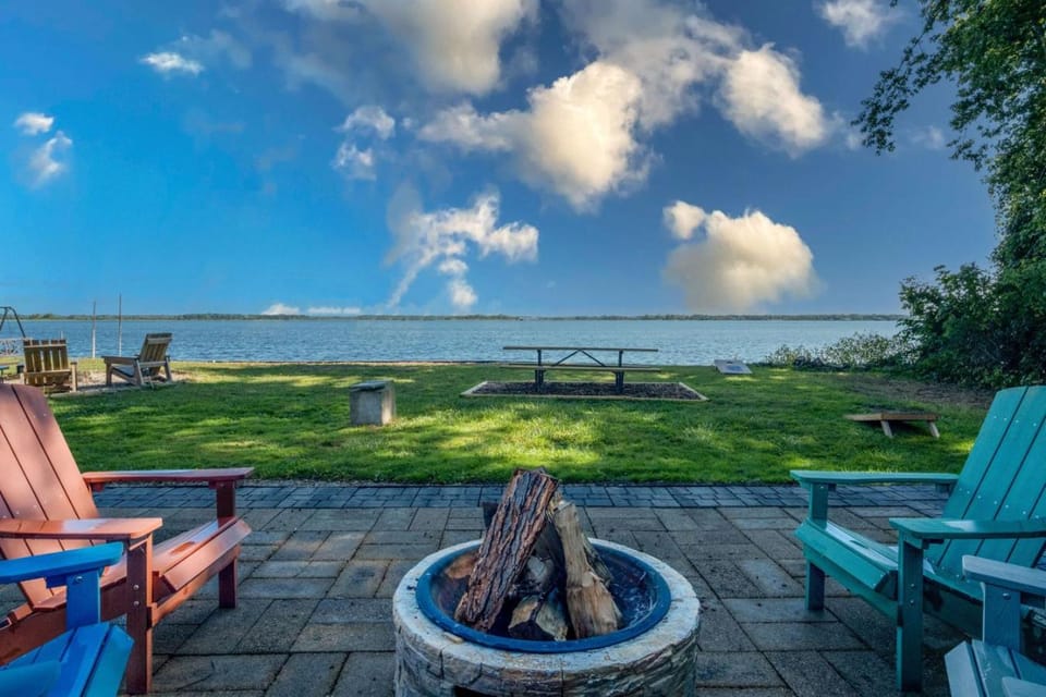 The Jackson Cottage on Grass Lake Waterfront 2 1 Nautical Cottage with Hot Tub Firepit & Year-Round Fun House in Fox Lake