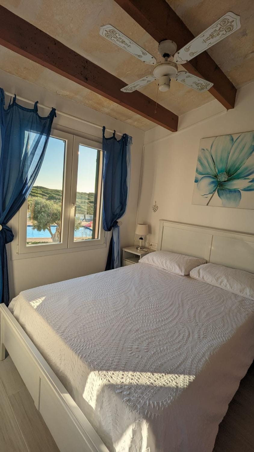 Bed, Natural landscape, Photo of the whole room