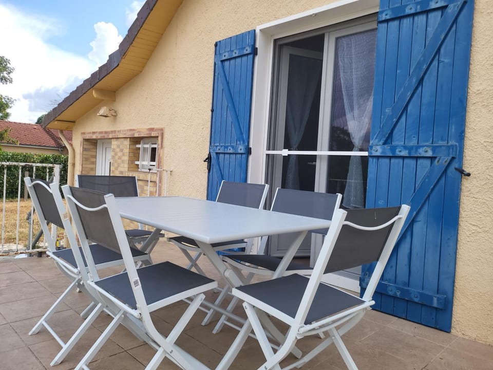 Property building, Patio, Garden, Balcony/Terrace, Garden view