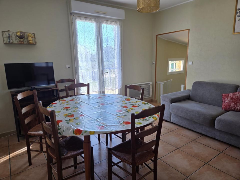 TV and multimedia, Seating area, Dining area