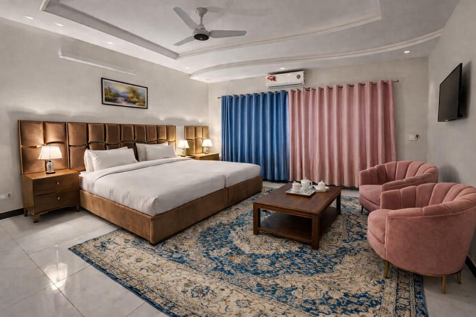 Communal lounge/ TV room, Bed, TV and multimedia, Living room, Photo of the whole room, Seating area, Evening entertainment, Bedroom, fireplace, air conditioner