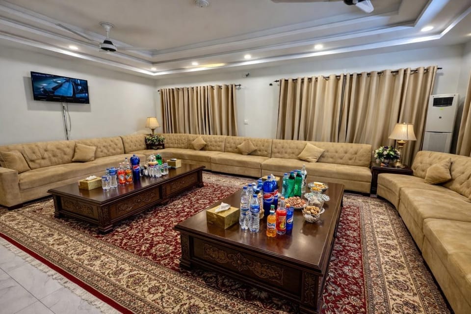 TV and multimedia, Living room, Food and drinks, Seating area, Drinks