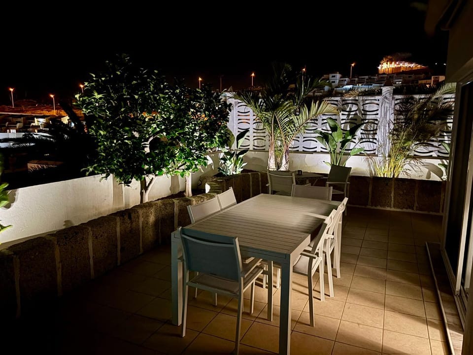 Night, Seating area