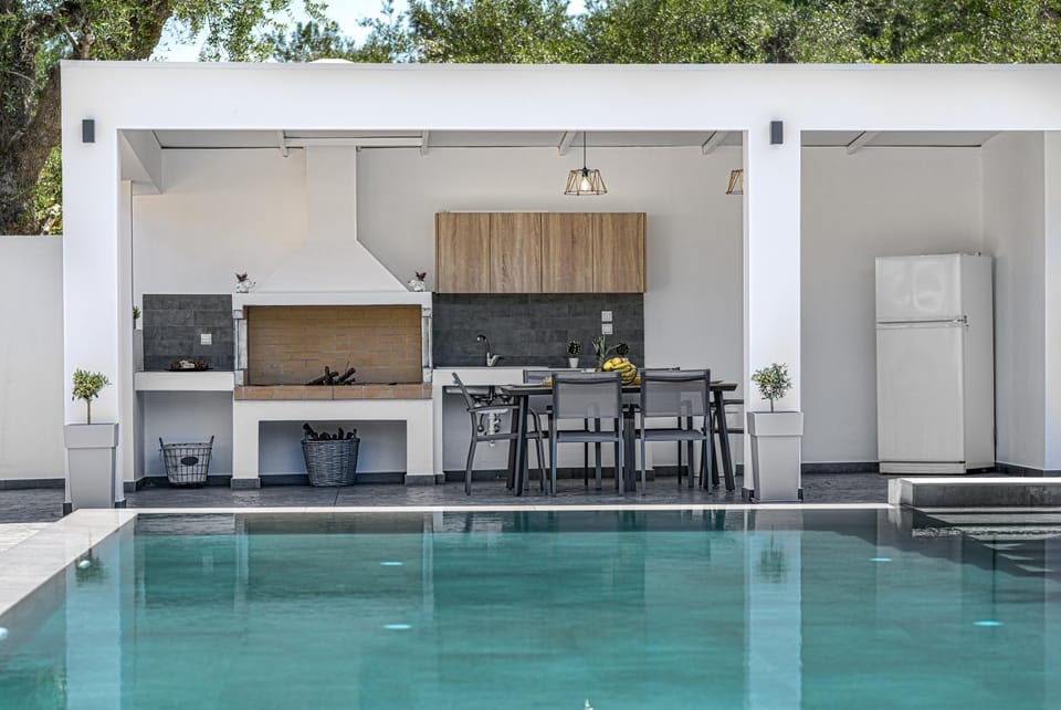 Patio, Day, Kitchen or kitchenette, Dining area, Pool view, Swimming pool