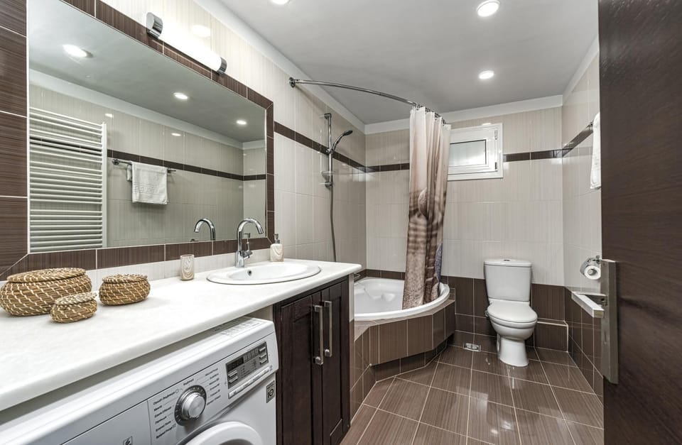 Toilet, Bathroom, Bath, towels, washing machine, dryer