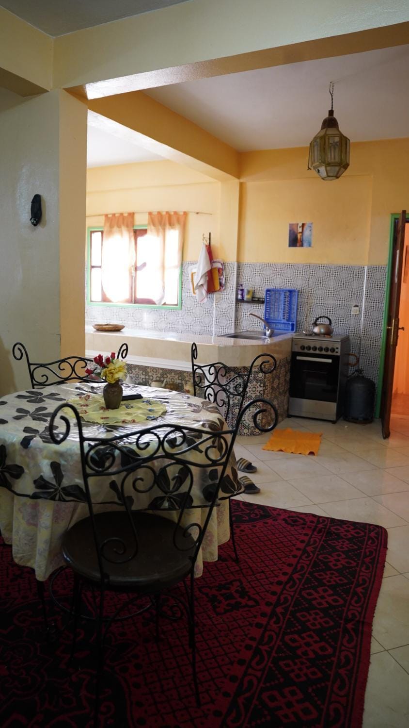 Kitchen or kitchenette, Dining area