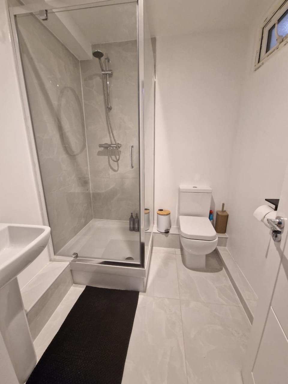 Newly Renovated Room, 1 Double & 1 Single Bed, Private Ensuite, Peckham Rye Zone 2 Vacation rental in London Borough of Southwark