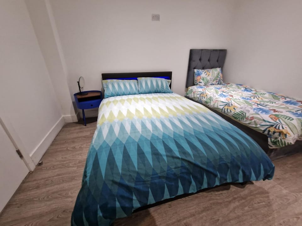 Newly Renovated Room, 1 Double & 1 Single Bed, Private Ensuite, Peckham Rye Zone 2 Vacation rental in London Borough of Southwark