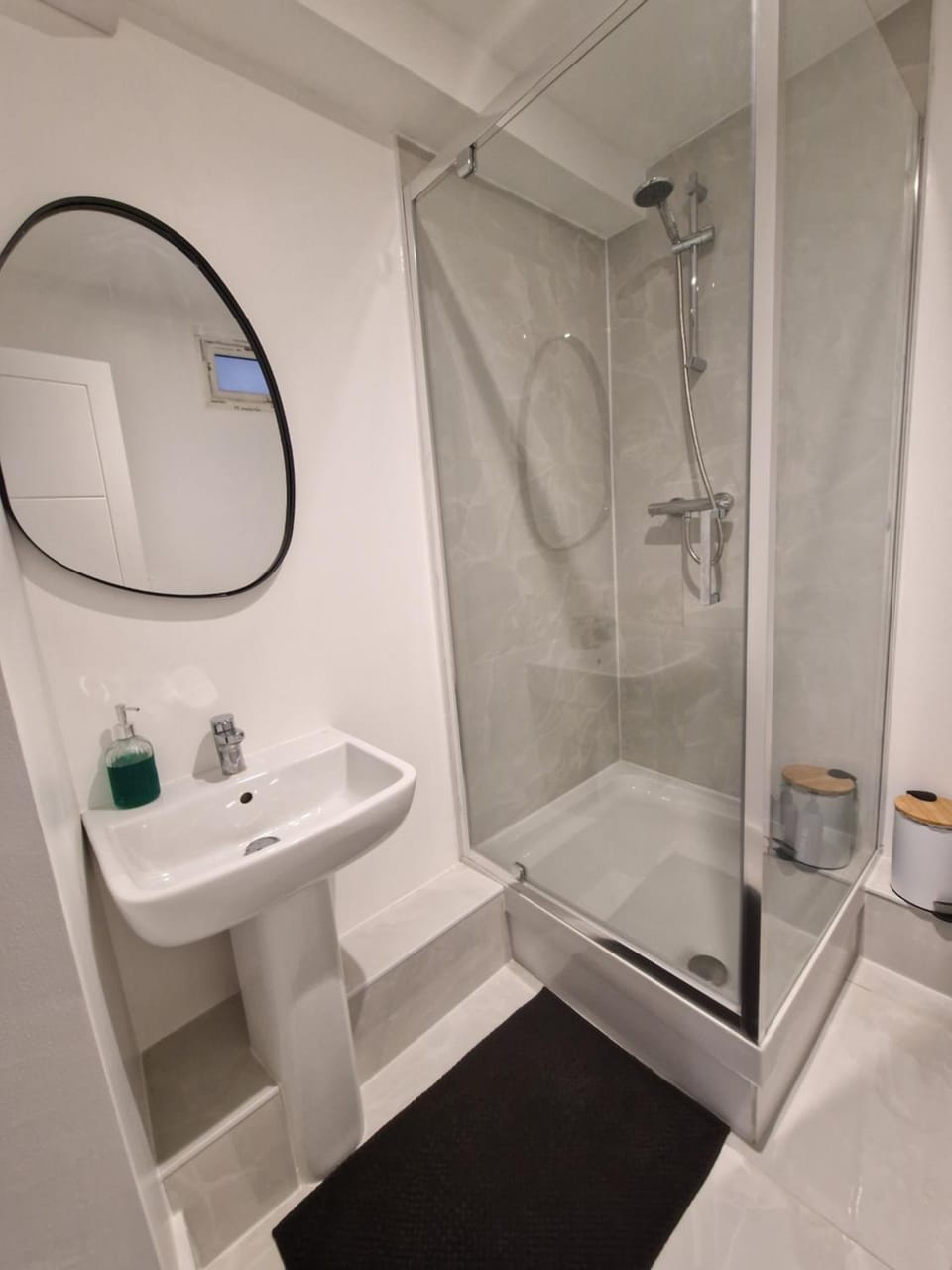 Newly Renovated Room, 1 Double & 1 Single Bed, Private Ensuite, Peckham Rye Zone 2 Vacation rental in London Borough of Southwark