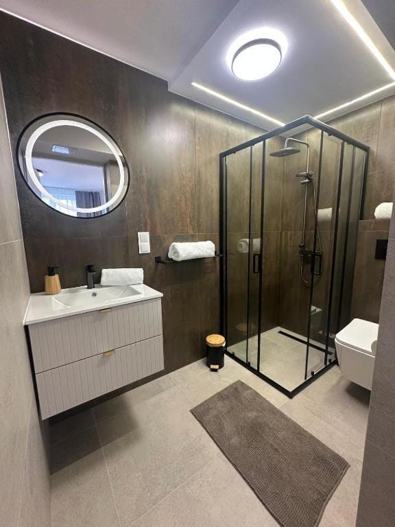 Shower, Toilet, Bathroom, towels