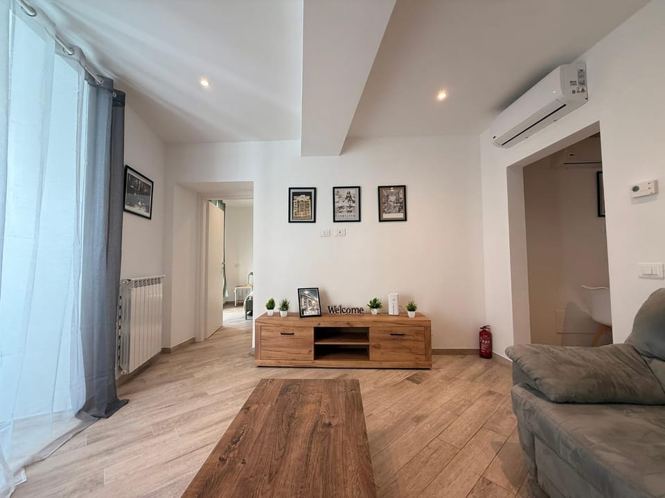 Living room, Seating area, air conditioner