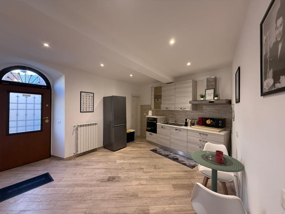 Kitchen or kitchenette, minibar