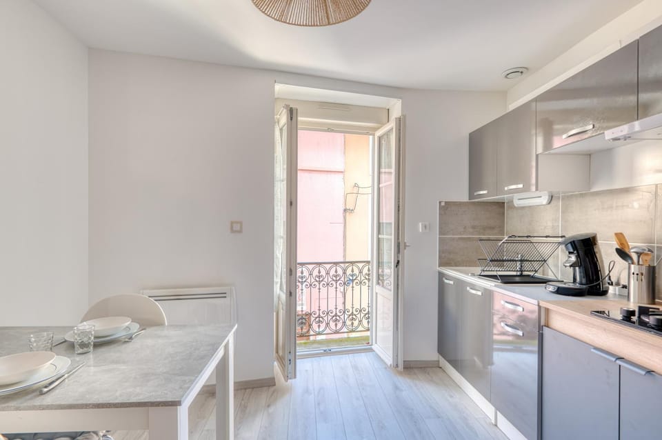 Kitchen or kitchenette, Dining area, stove