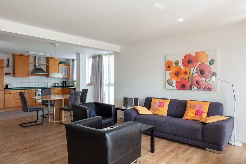TV and multimedia, Coffee/tea facilities, Kitchen or kitchenette, Living room, Seating area, Dining area, oven