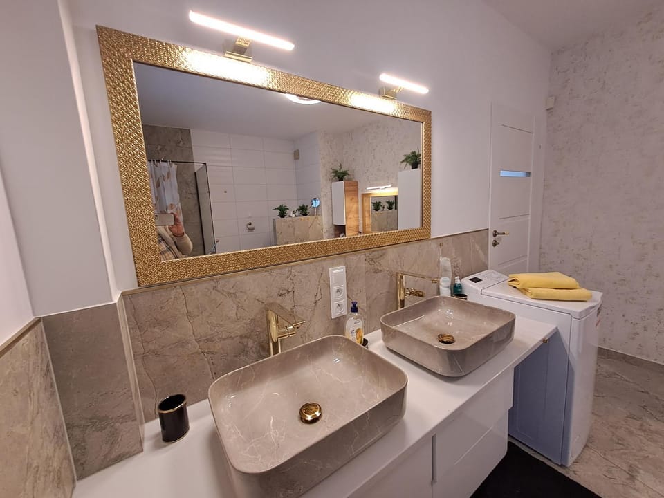 Bathroom, towels