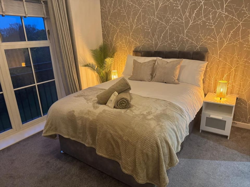 Bed, Bedroom, towels