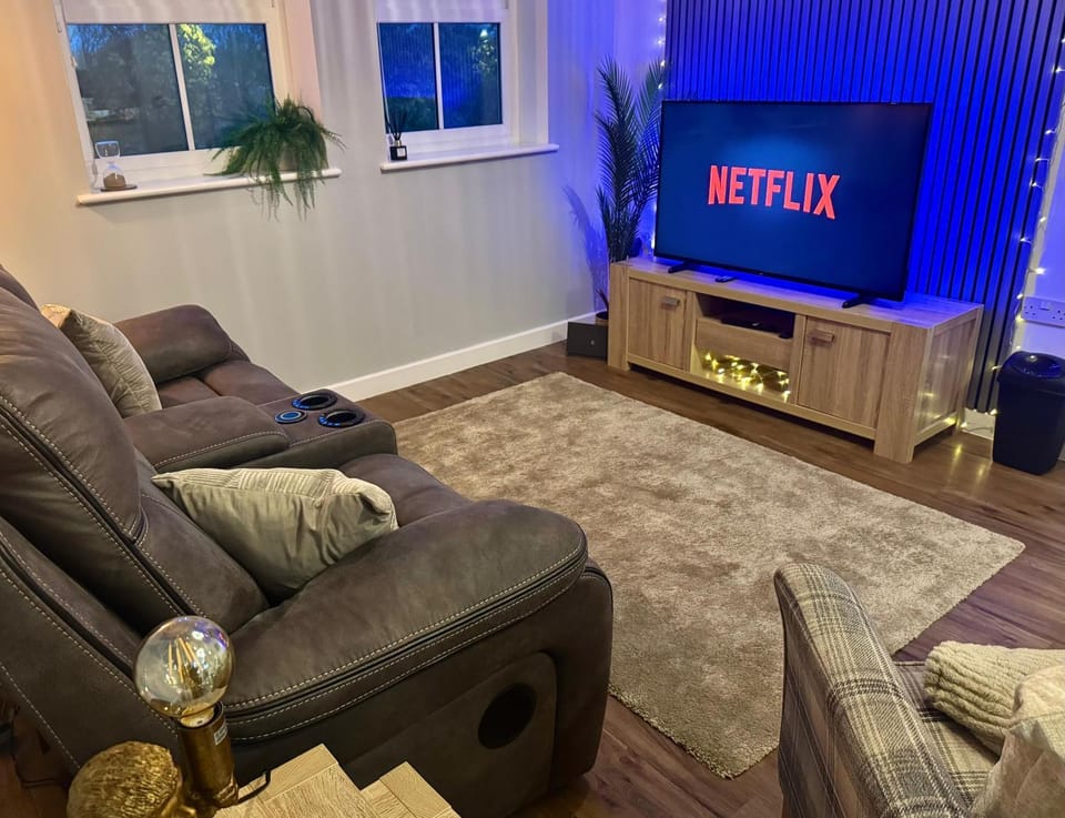 Communal lounge/ TV room, TV and multimedia, Living room, Seating area