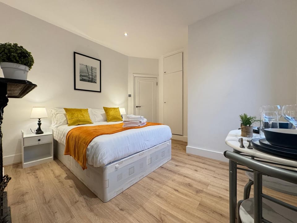 Bed, Photo of the whole room, Seating area, Bedroom