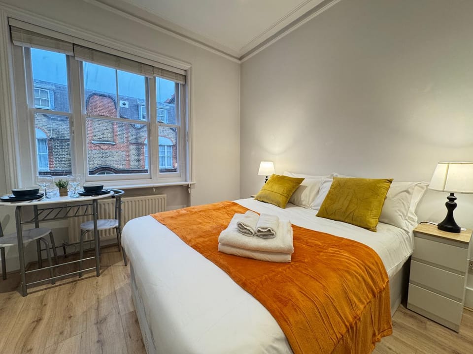 Bed, Photo of the whole room, Seating area, Bedroom, towels