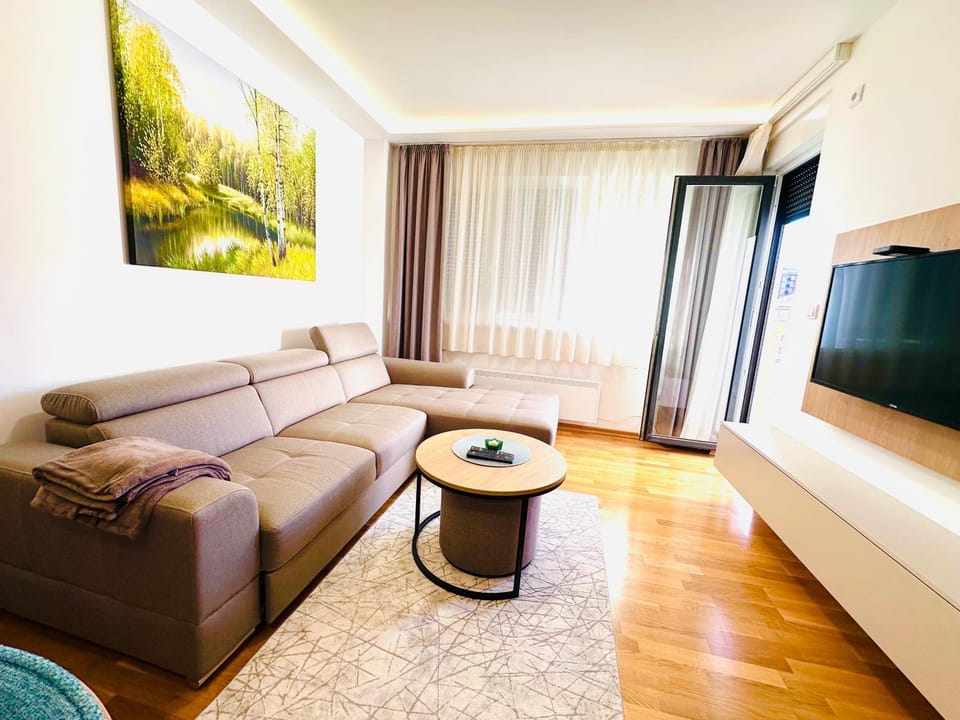 TV and multimedia, Living room, Seating area, Evening entertainment