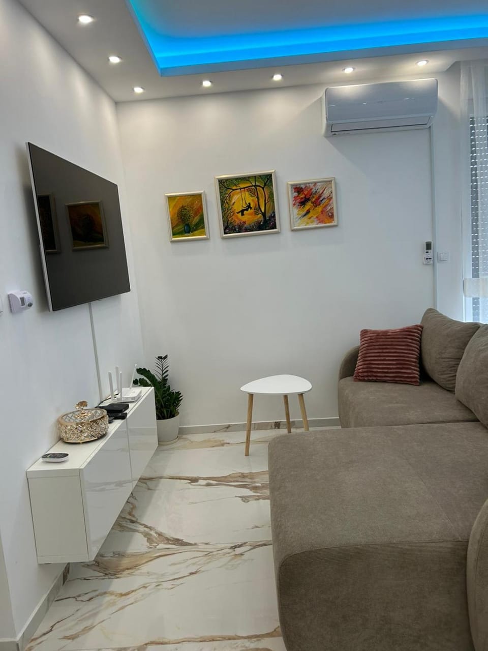 TV and multimedia, Living room, Seating area, air conditioner