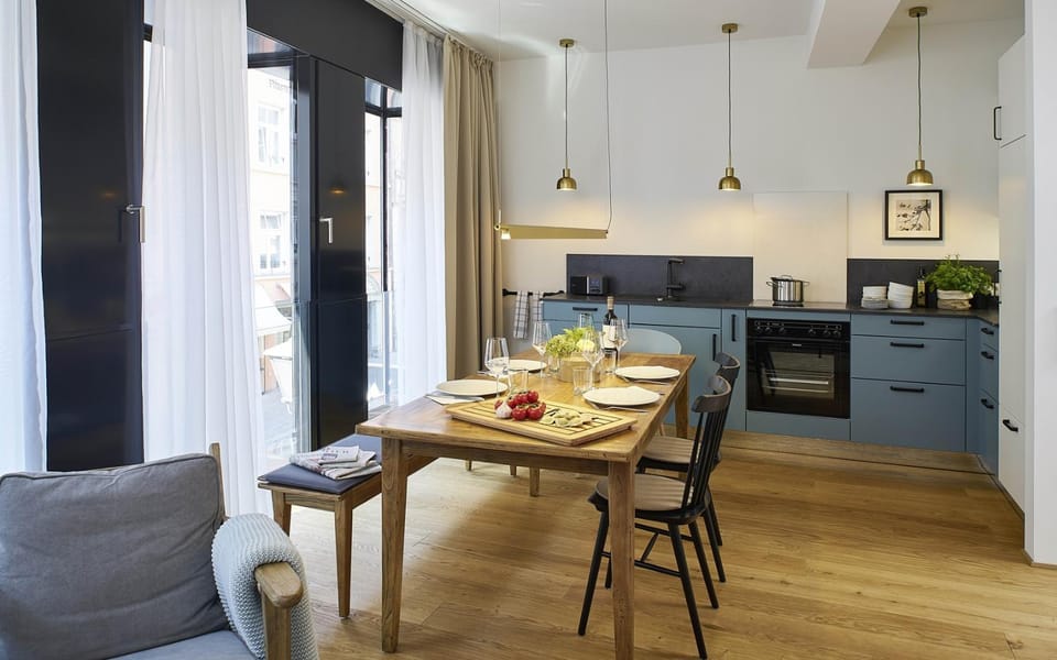 Kitchen or kitchenette, Dining area